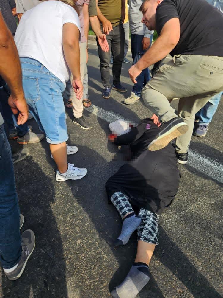 Siverek&rsquo;te yolun karşı tarafına ge&ccedil;meye &ccedil;alışan kadına otomobil &ccedil;arptı
