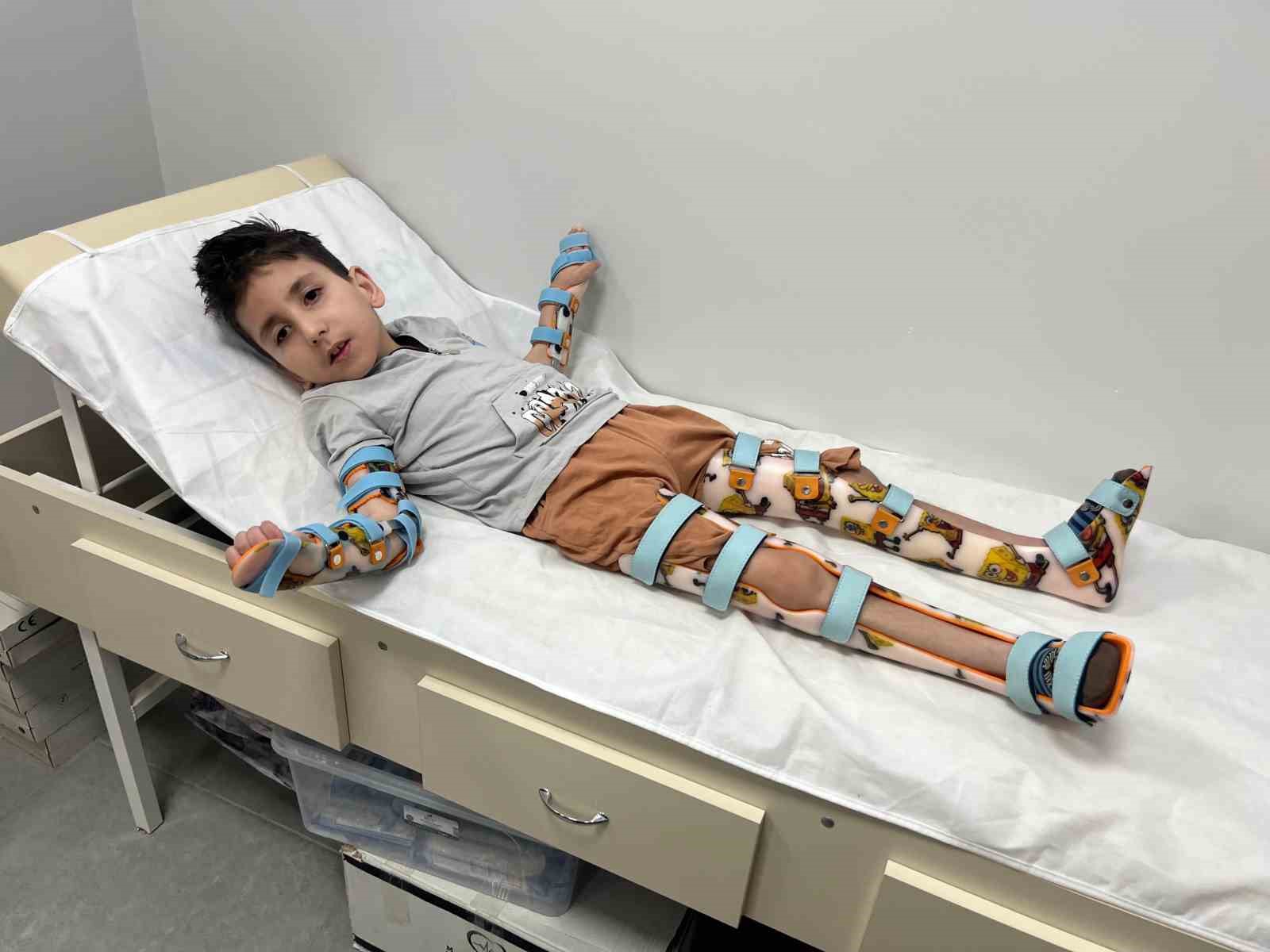 İHA’nın haberinden sonra yardımlar devam eden çocuğa KAFO cihazı alındı