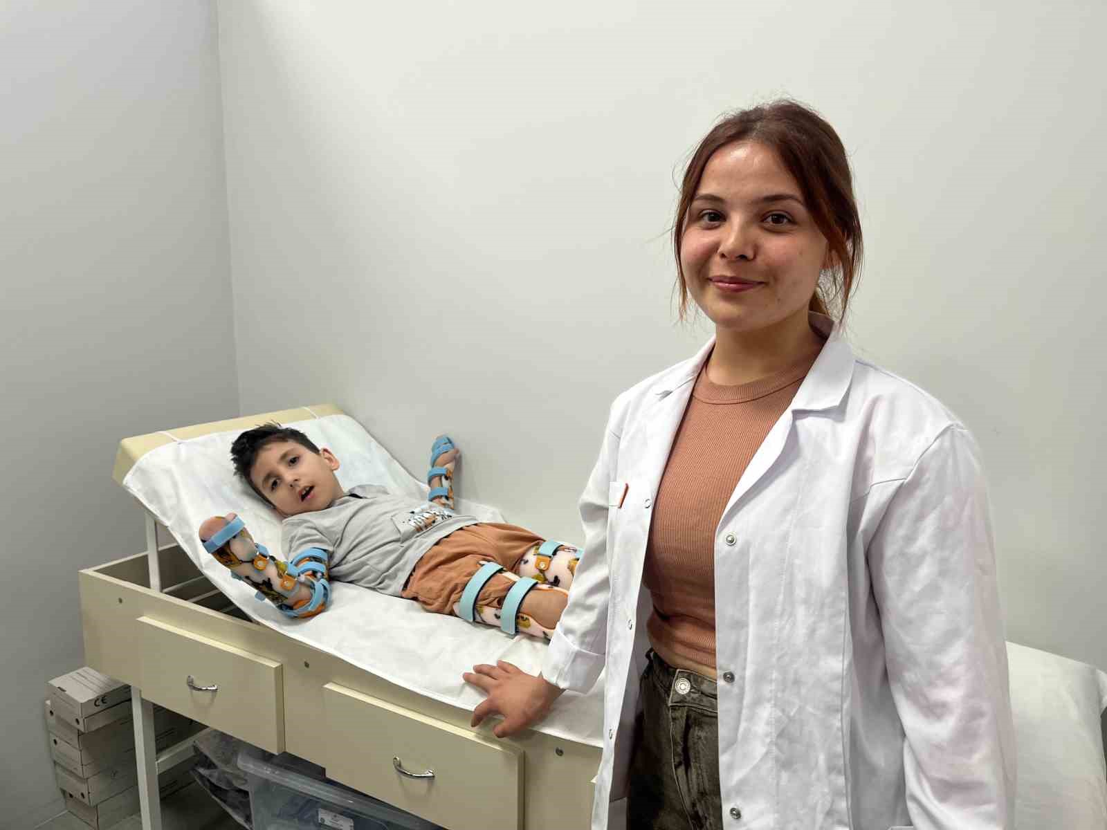 İHA’nın haberinden sonra yardımlar devam eden çocuğa KAFO cihazı alındı