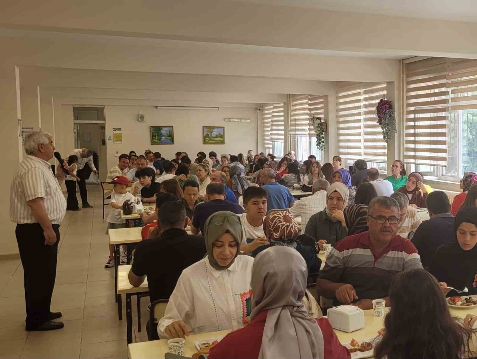 LGS’de ilk 75’e girenlere kahvaltı ve okul tanıtımı