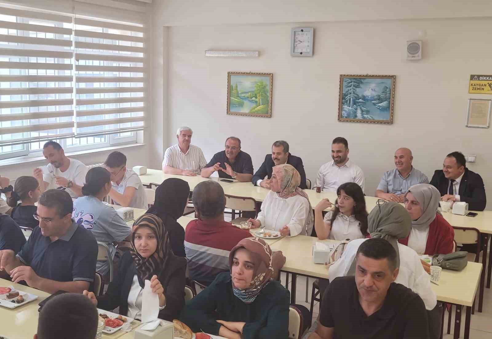 LGS’de ilk 75’e girenlere kahvaltı ve okul tanıtımı