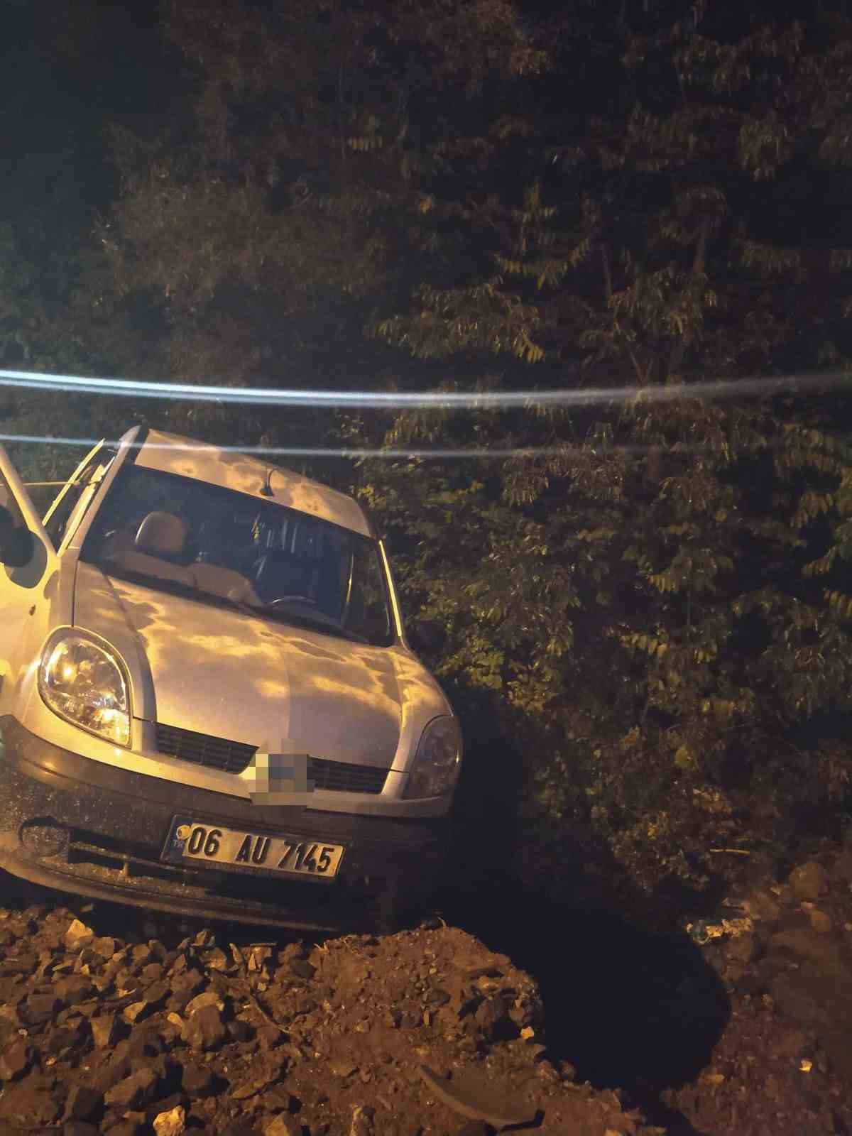 Bozuk yolu fark etmeyen sürücü şarampole düştü
