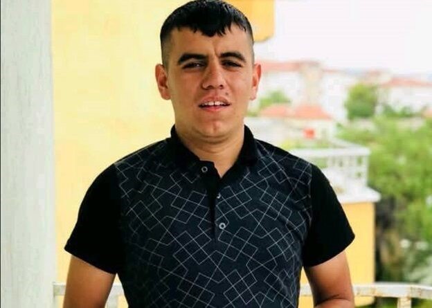 Saman y&uuml;kl&uuml; tır devrildi; s&uuml;r&uuml;c&uuml; &ouml;ld&uuml;, eşi ve &ccedil;ocukları yaralandı
