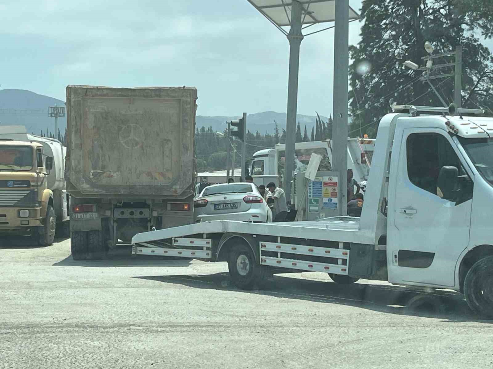 Kaza yapan araçların altında ezilmekten son anda kurtuldu
