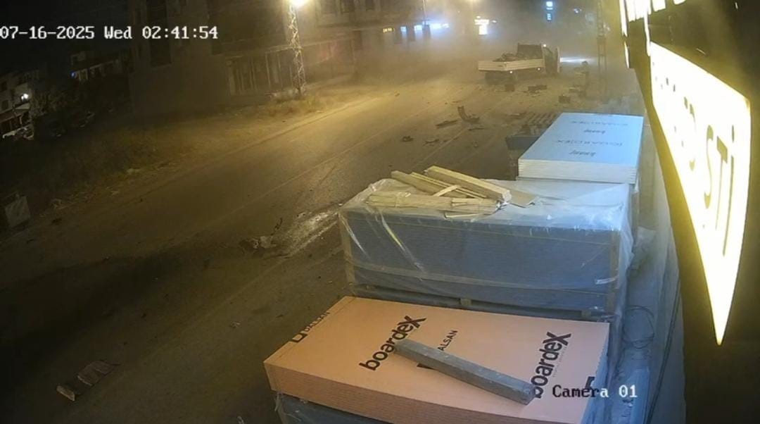 Kontrol&uuml;n&uuml; kaybeden otomobil s&uuml;r&uuml;c&uuml;s&uuml; kamyonetle kafa kafaya &ccedil;arpıştı
