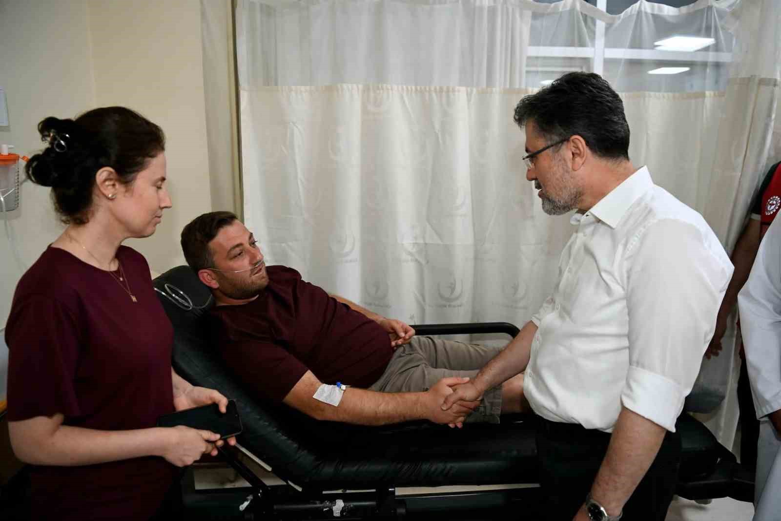 Bakan Yumaklı, dumandan etkilenenleri hastanede ziyaret etti