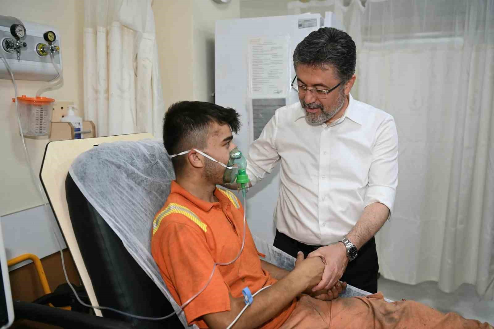 Bakan Yumaklı, dumandan etkilenenleri hastanede ziyaret etti
