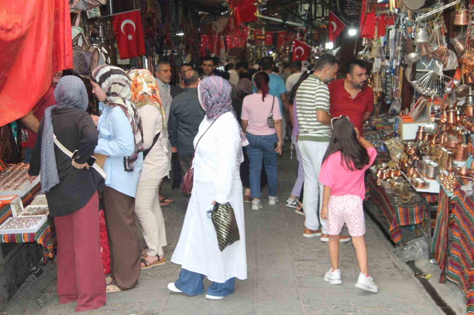Aşırı sıcağa rağmen Gaziantep turist akınına uğruyor