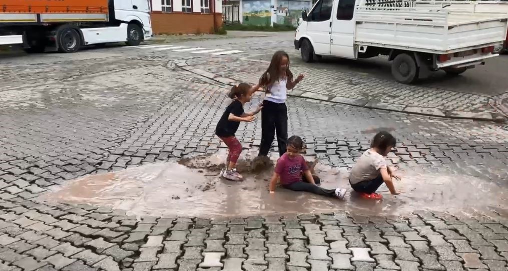 Karadeniz’de yağmur bu kez eğlenceye dönüştü