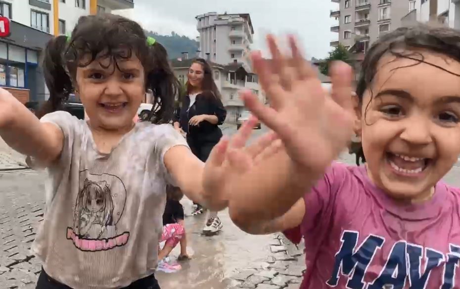 Karadeniz’de yağmur bu kez eğlenceye dönüştü