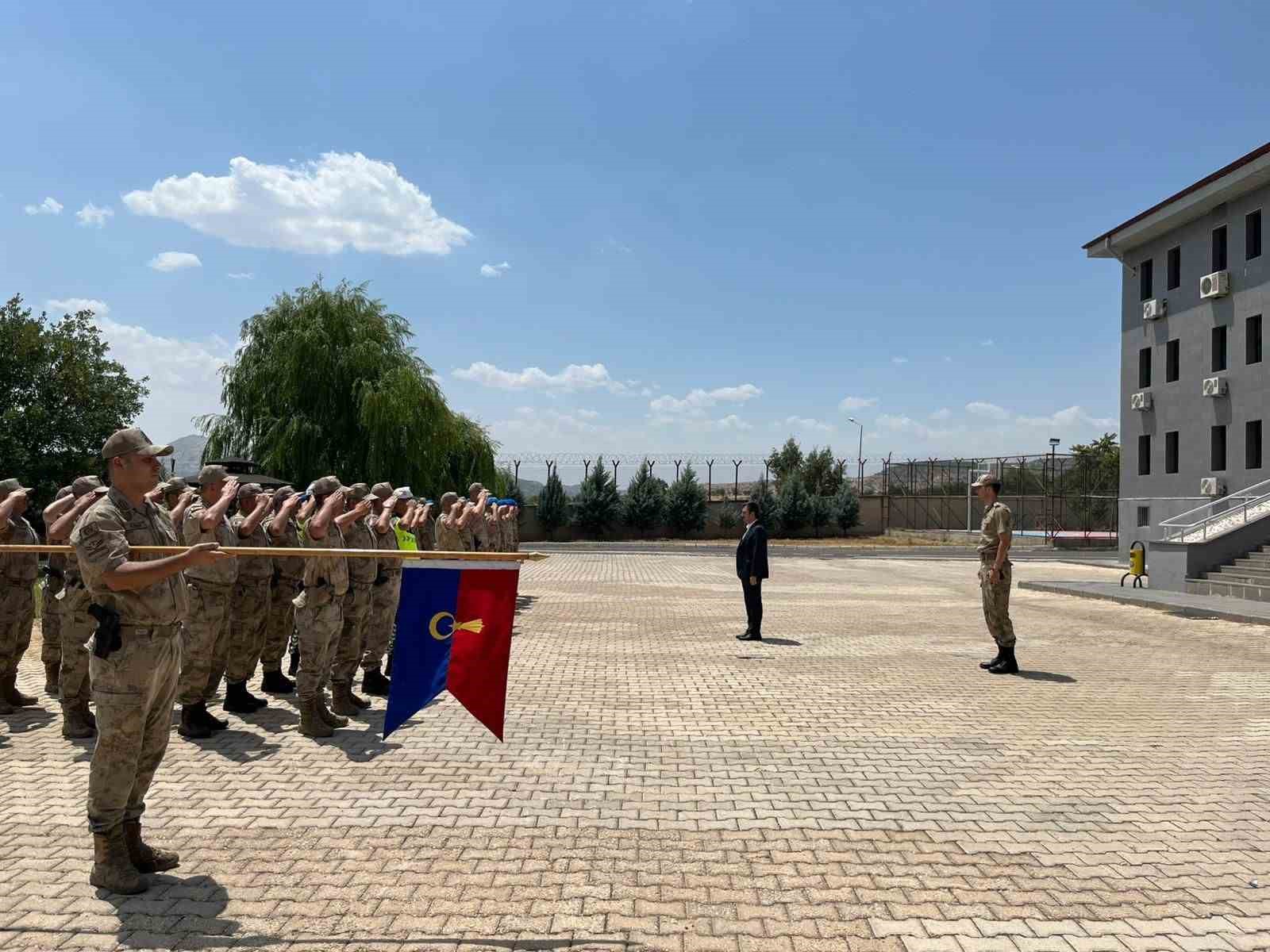 Dicle Kaymakamı Mustafa Atış, jandarma personeli ile bir araya geldi
