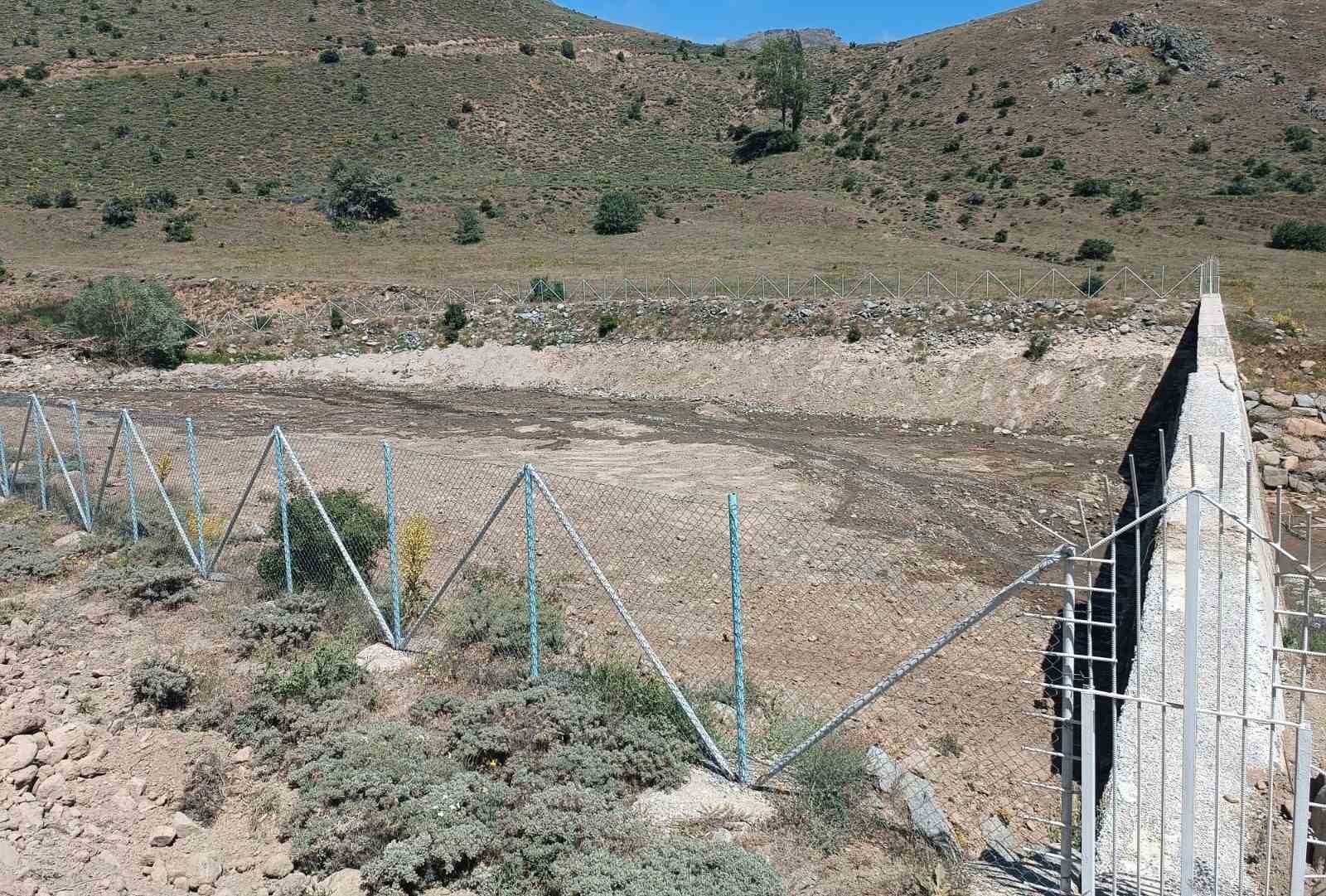 Bayburt Suludere k&ouml;y&uuml;ndeki tersip bendinde temizlik &ccedil;alışmaları tamamlandı
