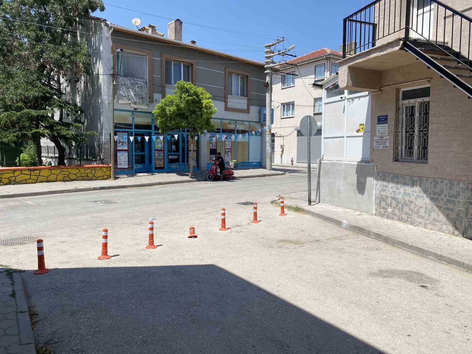 Dubalarla kapatılan sokağın ilgin&ccedil; g&ouml;r&uuml;n&uuml;m&uuml;
