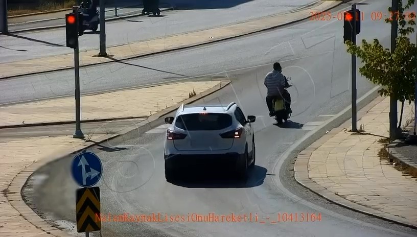 Plakayı kapatıp kırmızı ışıkta ge&ccedil;en s&uuml;r&uuml;c&uuml;ye 7 bin lira ceza kesildi
