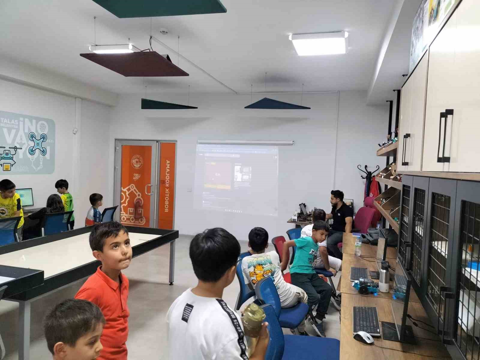 Talas Belediyesi&rsquo;nden geleceğin teknoloji yıldızlarına yaz desteği
