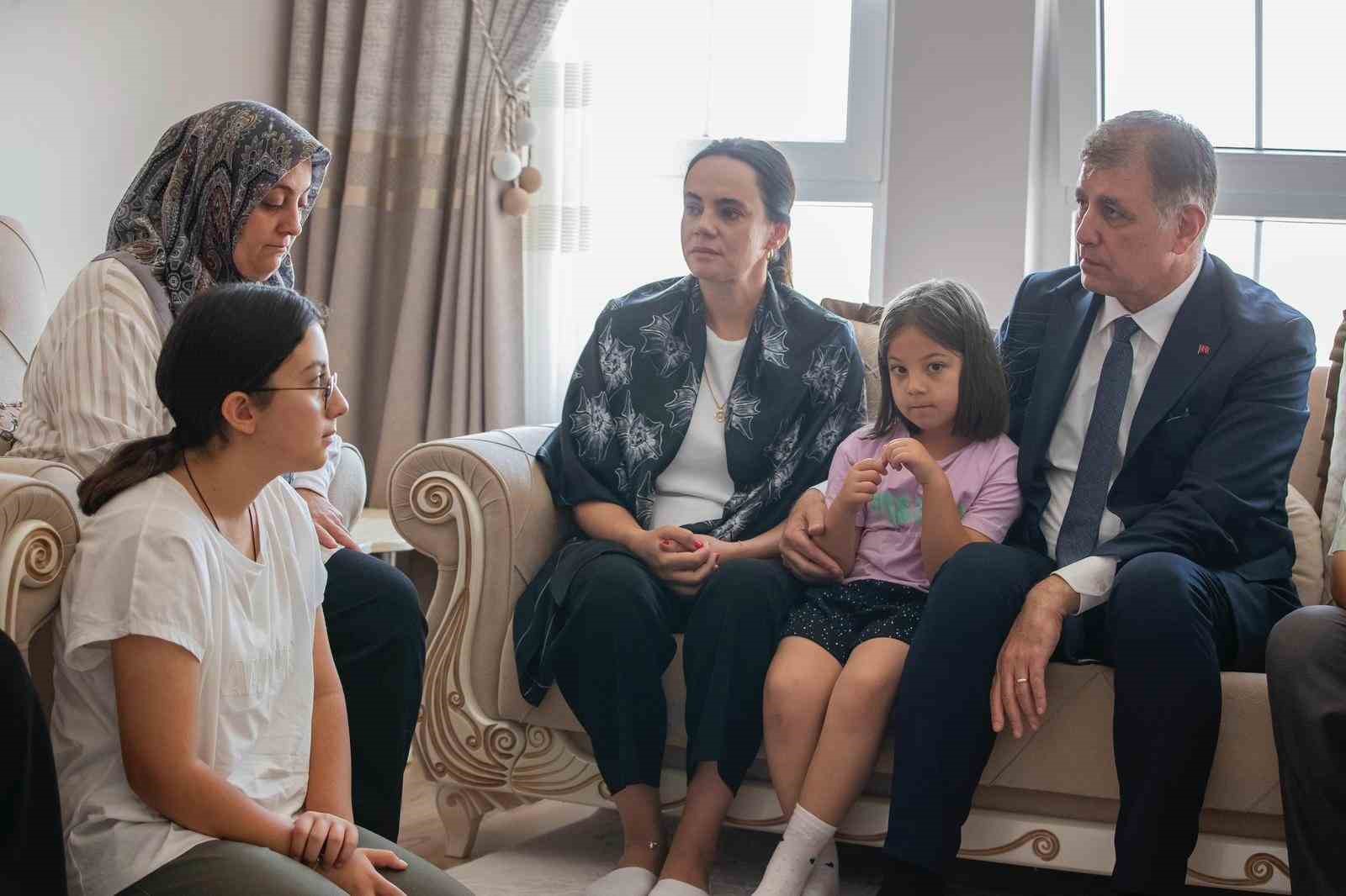 Başkan Tugay yangın şehidi İbrahim Demir’in ailesini ziyaret etti