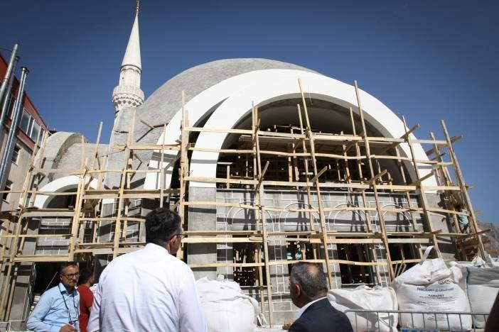 Hakk&acirc;ri yeni camilere kavuşuyor
