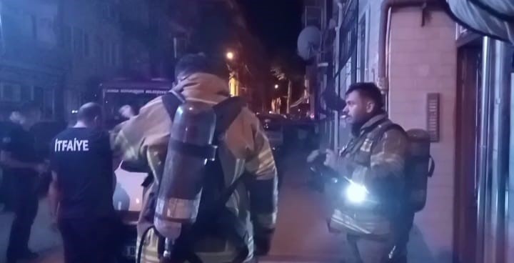 Bursa’da gece yarısı mahalleyi ayağa kaldıran yangın
