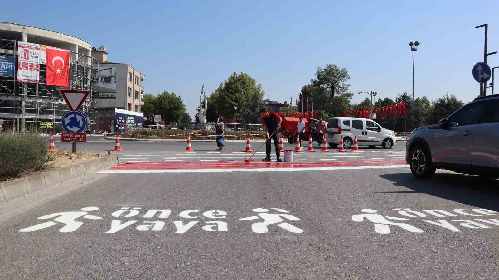 Düzce’de yaya geçit çizgileri yenilenerek belirgin hale getiriliyor