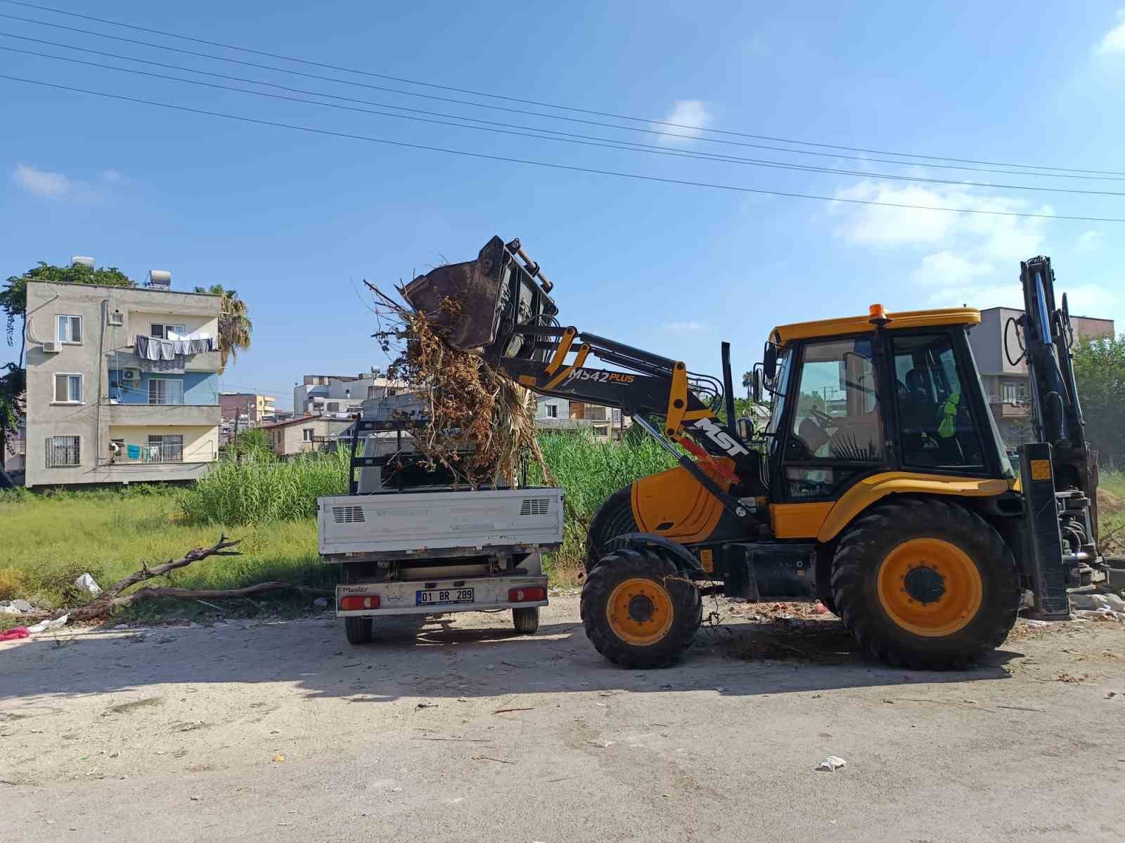 Akdeniz&rsquo;de moloz ve yabani ot temizliği s&uuml;r&uuml;yor

