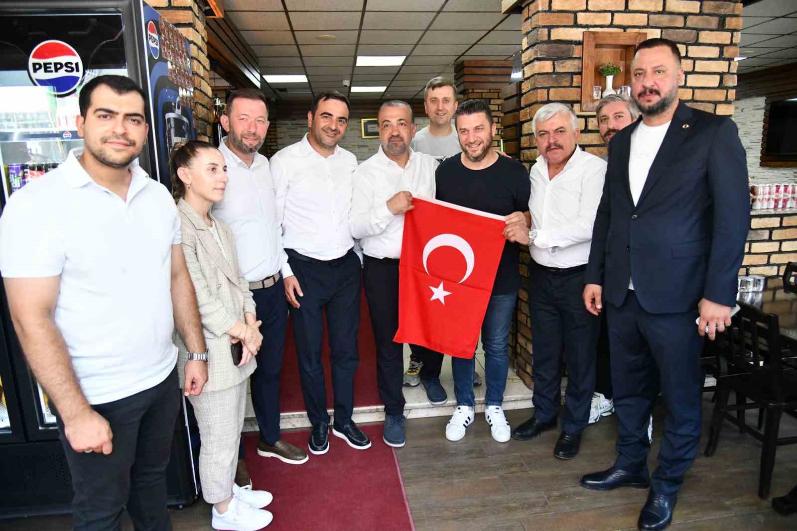 Başiskele’de esnafa Türk bayrağı dağıtıldı
