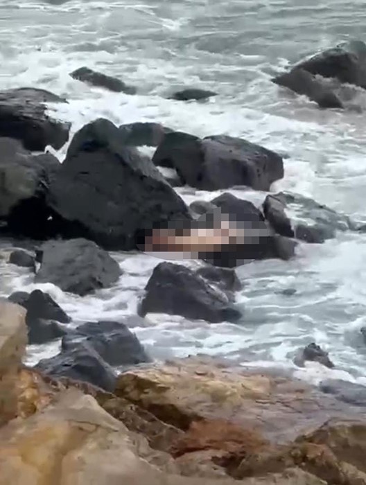 Denize giren 79 yaşındaki yaşlı adamın cansız bedenini kayalıklara savruldu