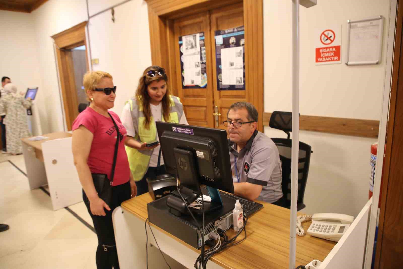 Görme engelli kadını kimlik yenilemeye HBB ekipleri götürdü