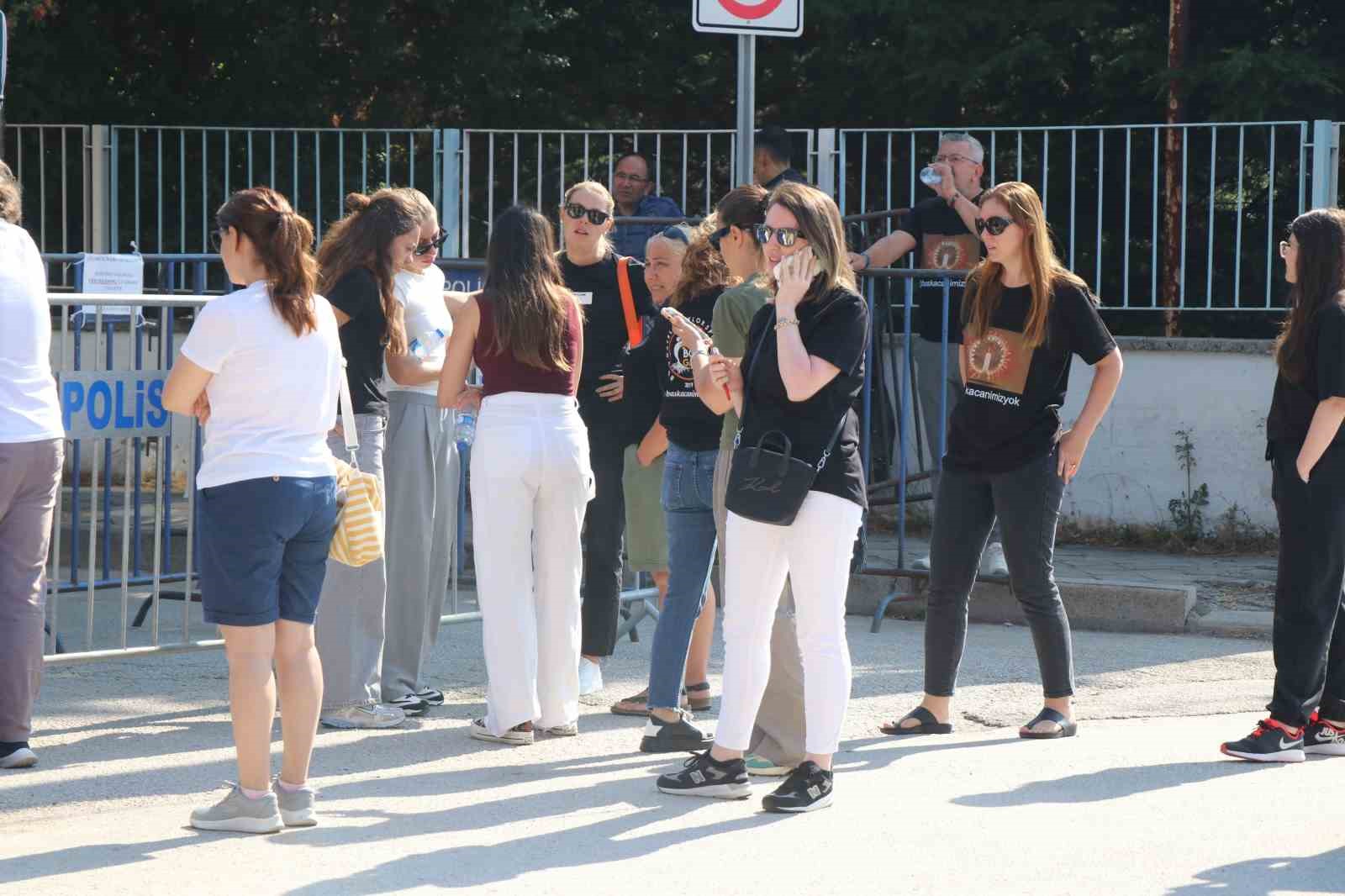 Otel faciasından eşi ve çocuğuyla birlikte kurtulan anne: "Hayatta olduğumuz için şükredemez haldeyiz"