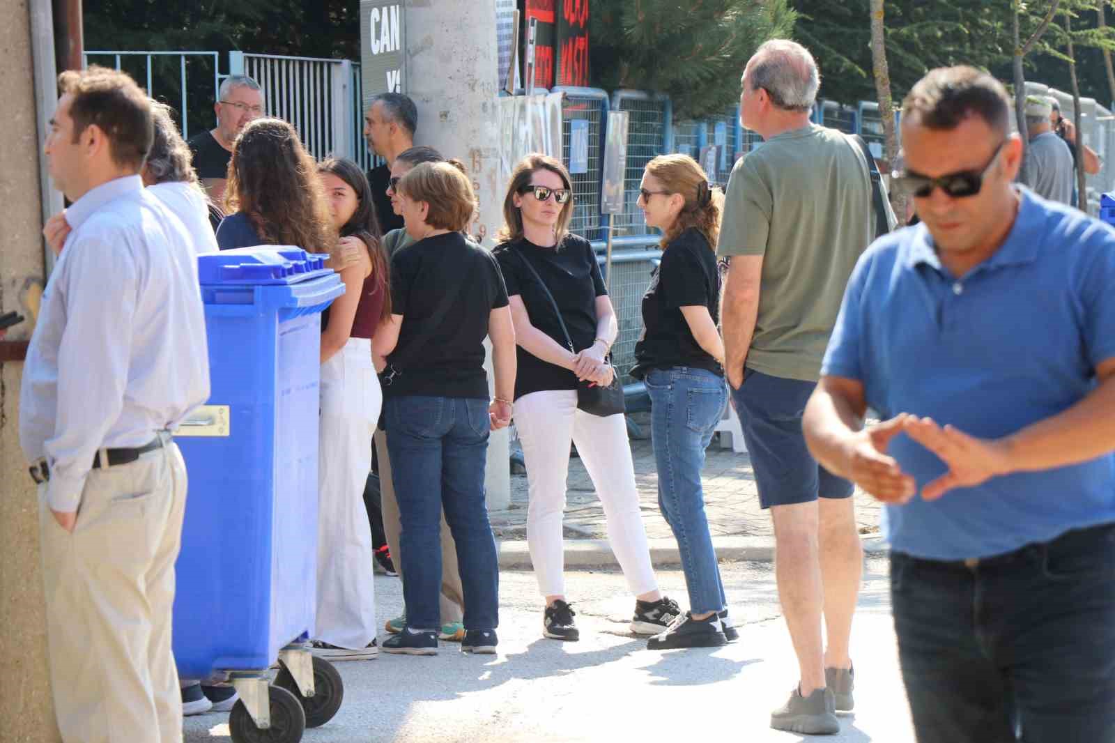 Otel faciasından eşi ve &ccedil;ocuğuyla birlikte kurtulan anne: "Hayatta olduğumuz i&ccedil;in ş&uuml;kredemez haldeyiz"
