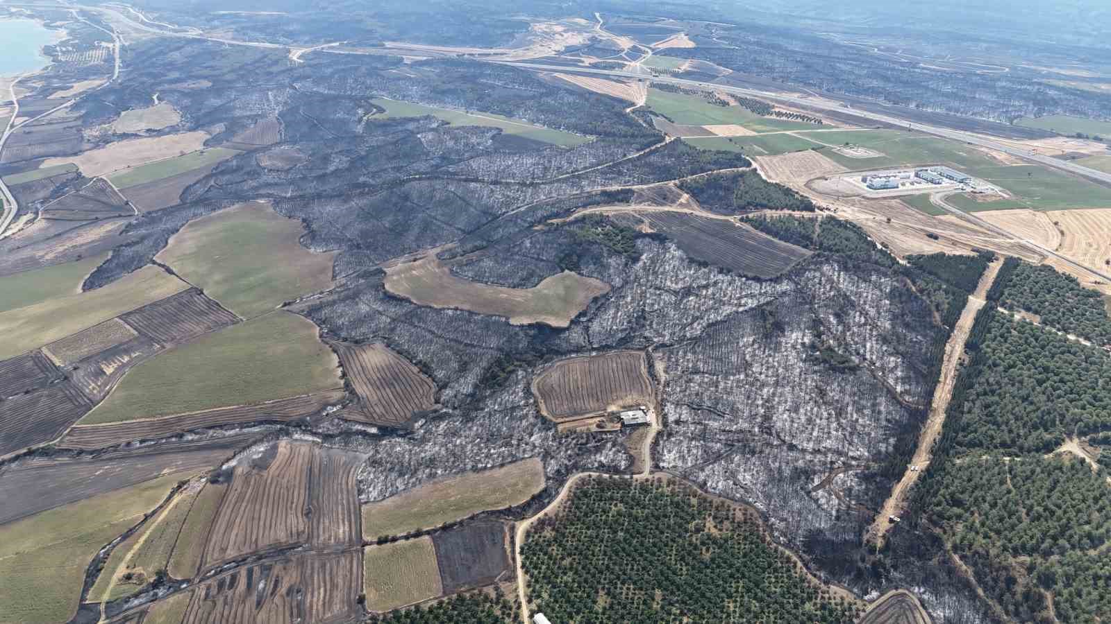 Tekirdağ’da başlayarak Çanakkale’ye ulaşan orman yangınında yanan yerler dron ile görüntülendi