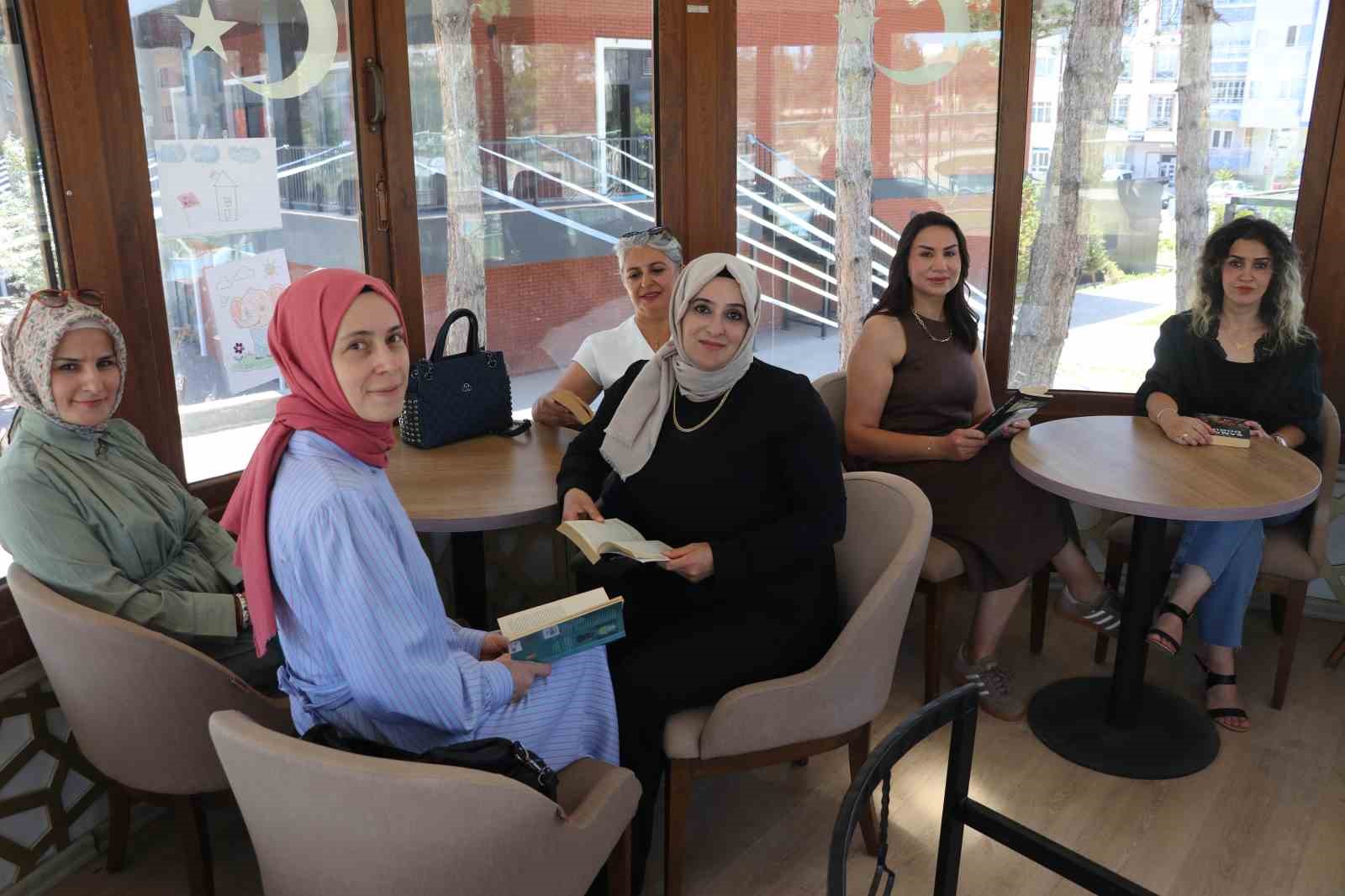 Sivas’ta kadınlar kadın programları izlemek yerine kitap okuyor