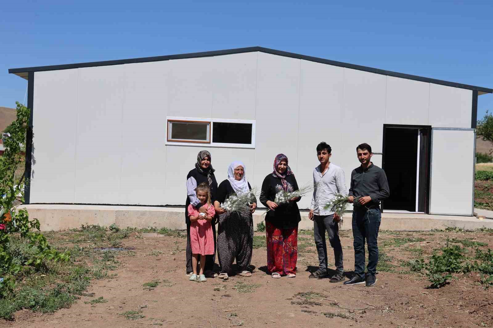 Elazığ tarihinin en büyük ipek böcekçiliği çiftliğini kurdu: Onlarca yeni üreticiye ilham oldu