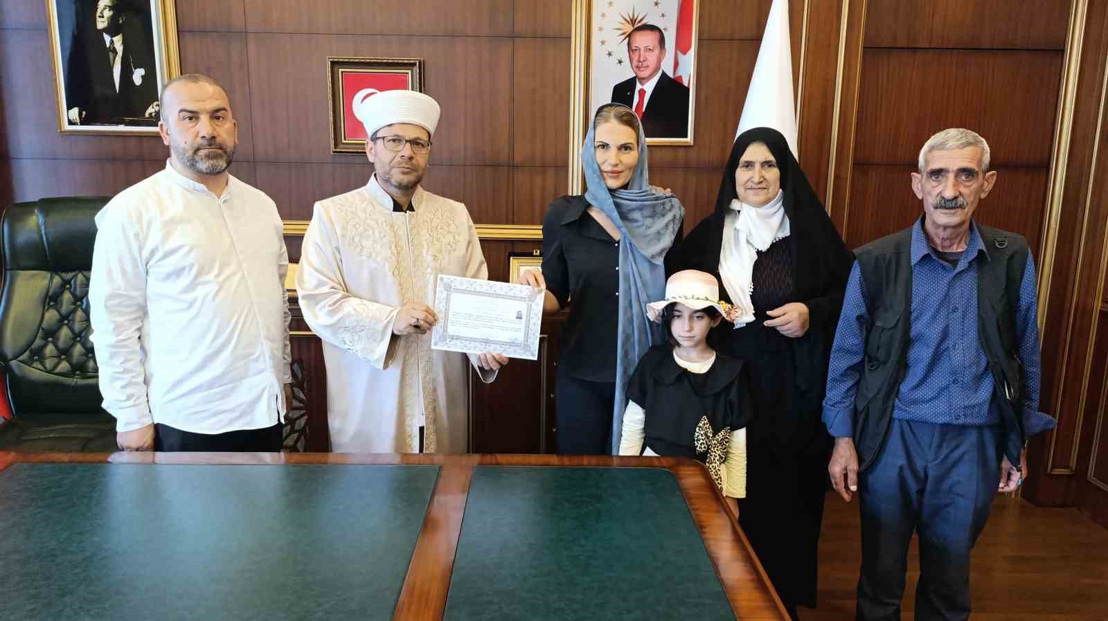 İslamiyet&rsquo;i araştırdı M&uuml;sl&uuml;manlığı se&ccedil;ti
