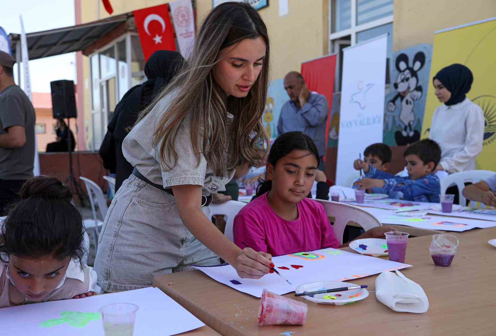 Çocuklar hayallerindeki dünyayı resmetti