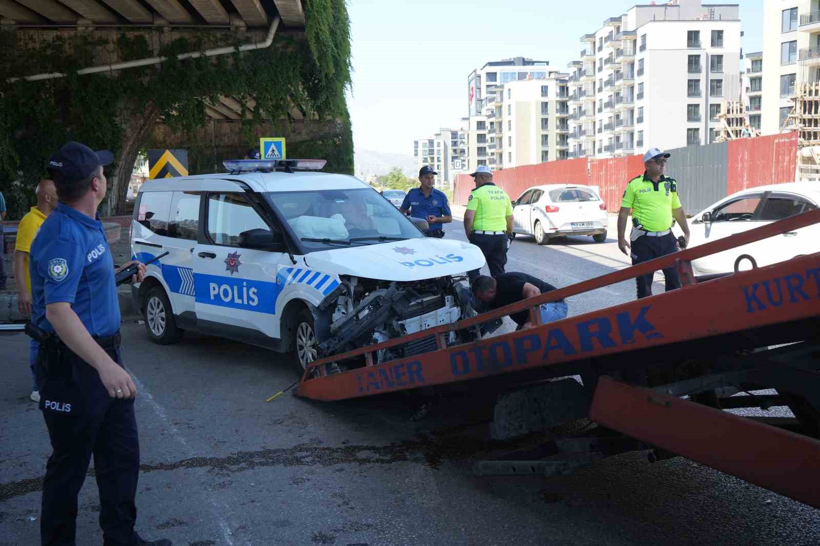 Trafik kazası ihbarına giden polis aracı ile otomobil &ccedil;arpıştı: 4 yaralı
