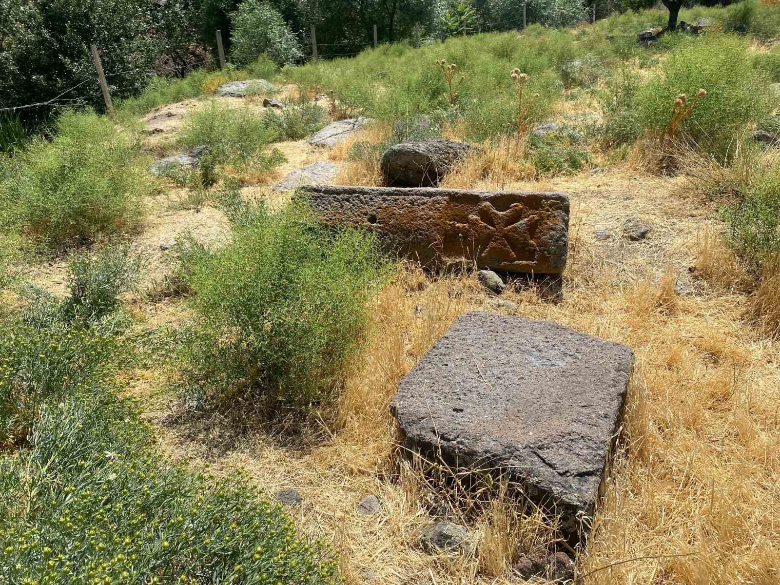 Tarihi mezarlık definecilerin hedefi oldu