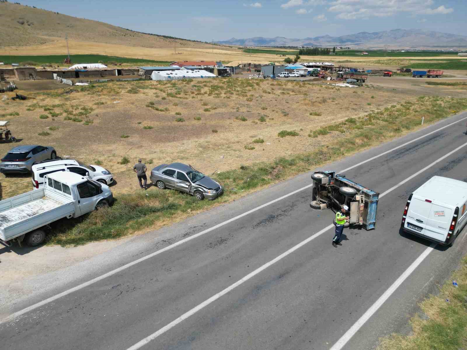 Otomobilin çarptığı patpat yol ortasına devrildi, 1 kişi yaralandı