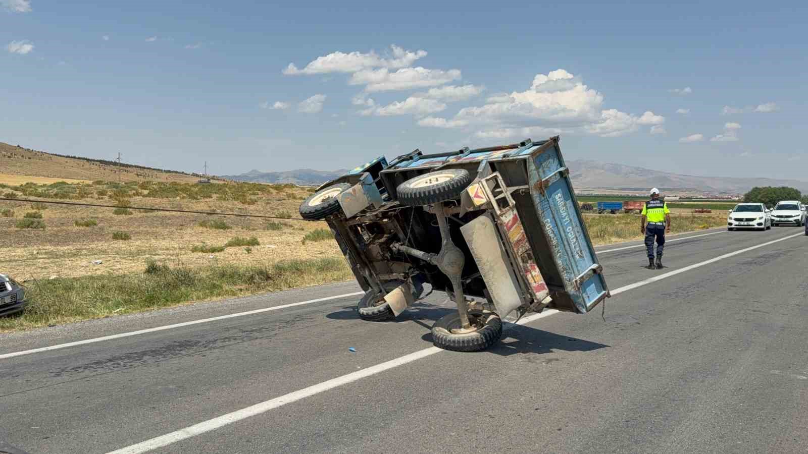 Otomobilin &ccedil;arptığı patpat yol ortasına devrildi, 1 kişi yaralandı
