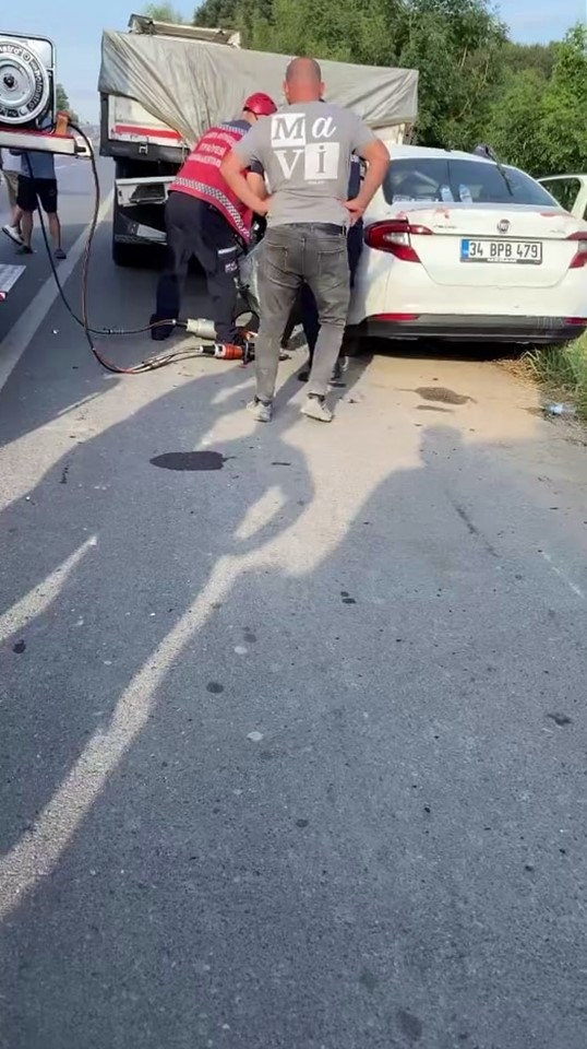 Otomobil, emniyet şeridindeki tıra ok gibi saplandı: 1 ölü, 1 yaralı
