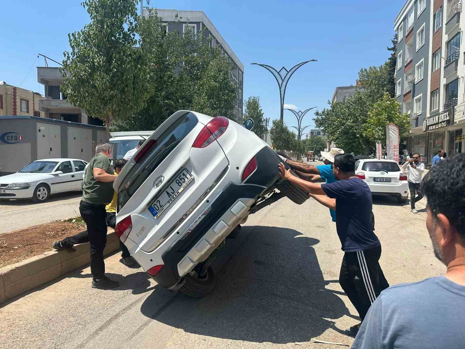 Ara&ccedil;la &ccedil;arpışan otomobil devrildi: 1 yaralı
