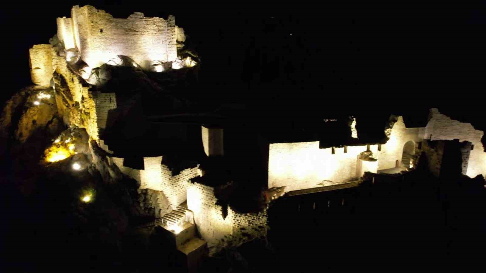 Eski Kahta Kalesi gece grntsyle hayran brakyor
