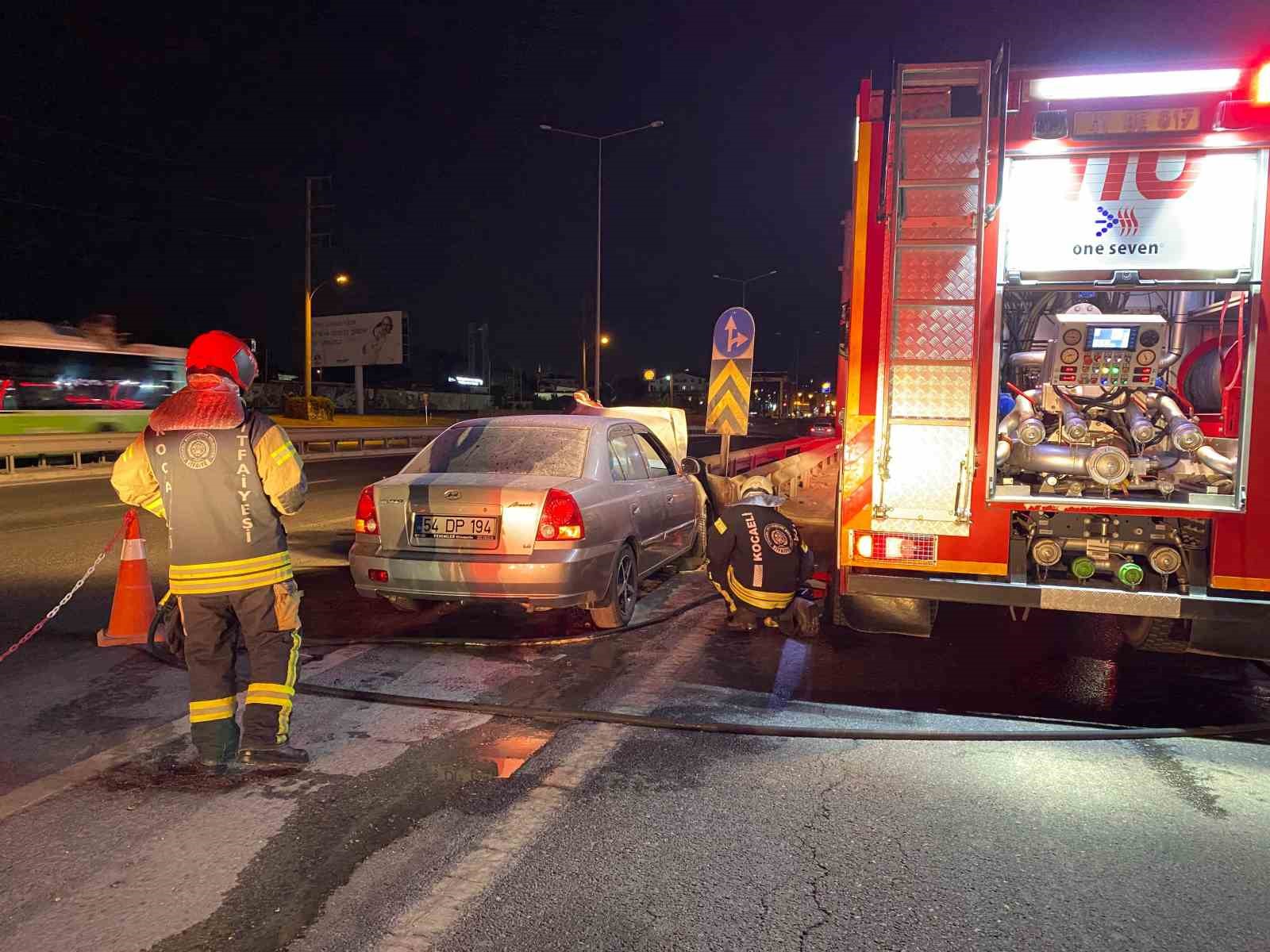Bariyerlere saplanan otomobilden burnu kanamadan çıktı
