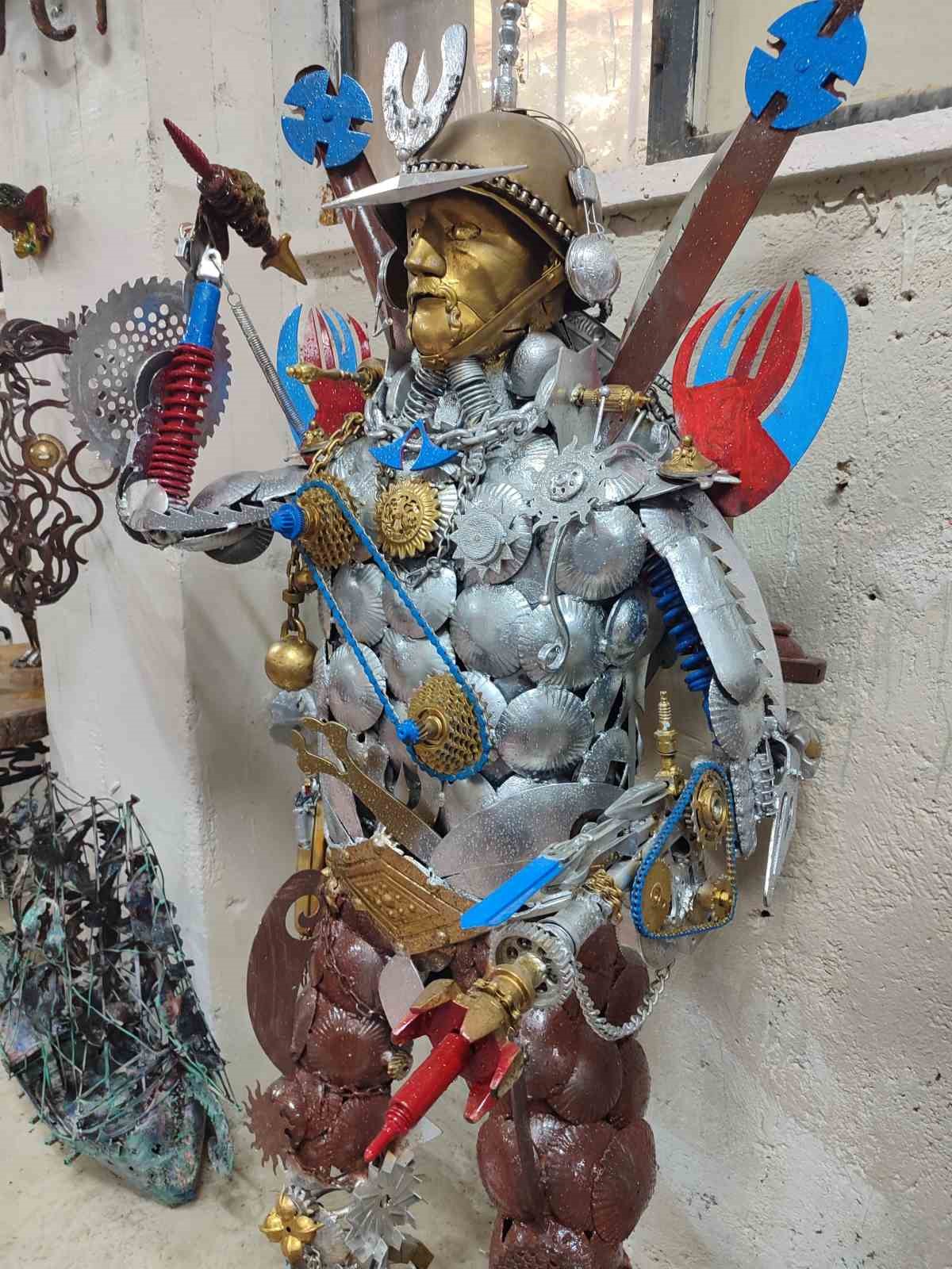 Hurda demirleri sanat eserine d&ouml;n&uuml;şt&uuml;rd&uuml;
