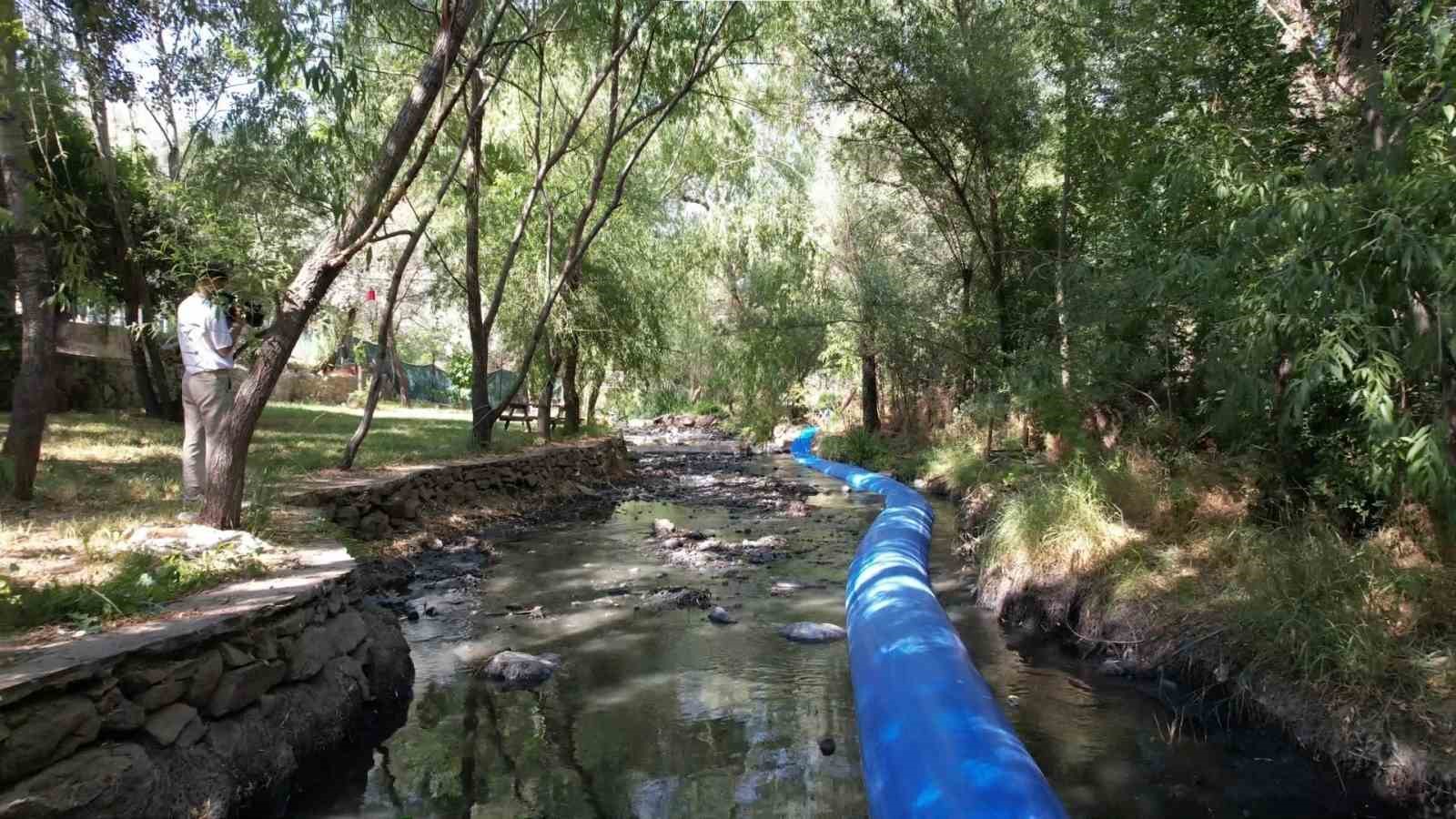 Dere yatağından yayılan k&ouml;t&uuml; koku mahalleyi bezdirdi
