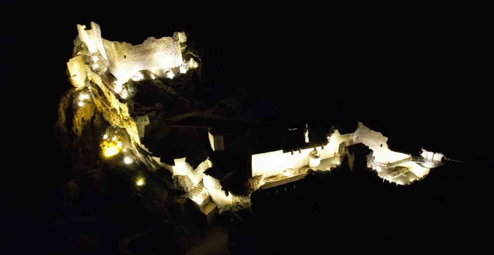 Eski Kahta Kalesi gece görüntüsüyle hayran bırakıyor