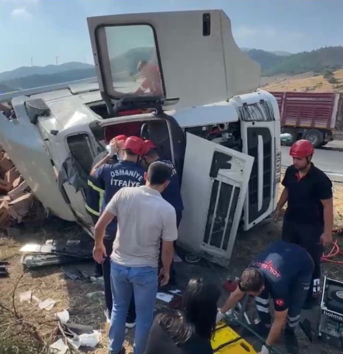 Osmaniye&rsquo;de devrilen tırın s&uuml;r&uuml;c&uuml;s&uuml; yaralandı
