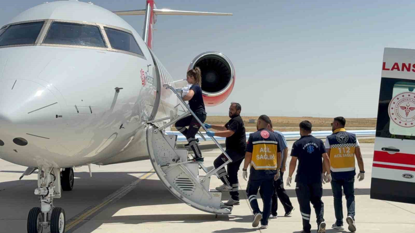 Ağrı’da prematüre doğan bebek, uçak ambulansla sevk edildi