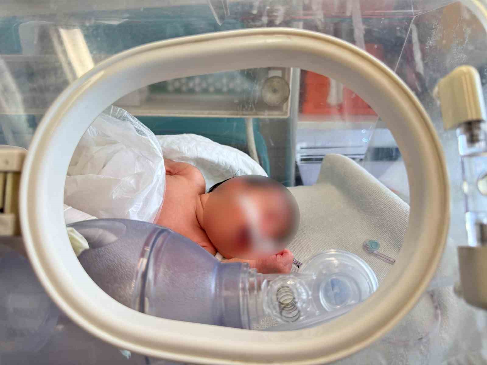 Ağrı&rsquo;da premat&uuml;re doğan bebek, u&ccedil;ak ambulansla sevk edildi
