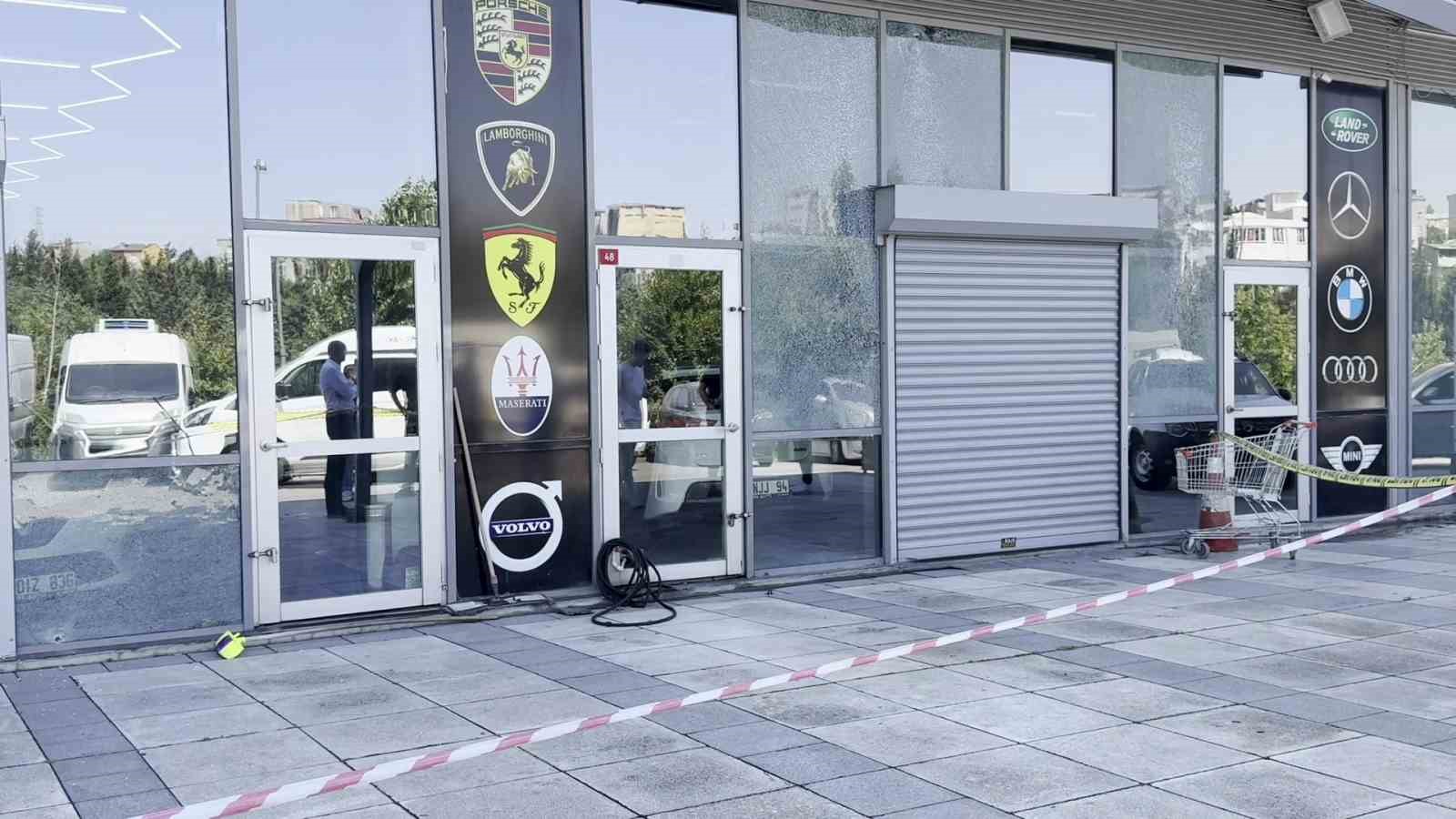 Küçükçekmece’de oto galeriye kurşun yağmuru