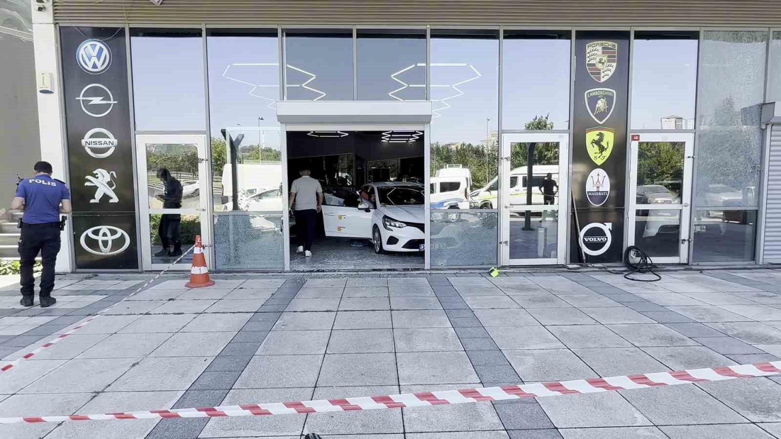 K&uuml;&ccedil;&uuml;k&ccedil;ekmece&rsquo;de oto galeriye kurşun yağmuru
